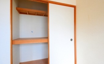 押入