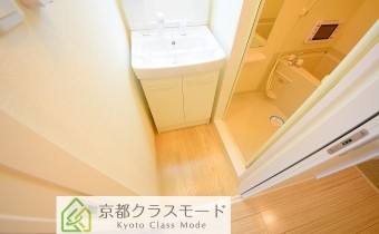 脱衣スペース※同マンション別タイプの写真です