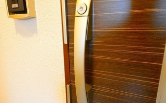 ダブルロックドア