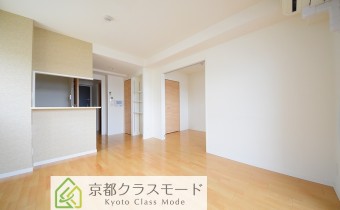 LDK10.5帖・南向きの明るいリビングルームです