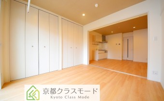 お洒落な室内空間♪ダブルクローゼットなど収納力もあり！