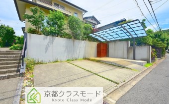 敷地内ガレージ（2台駐車可能）