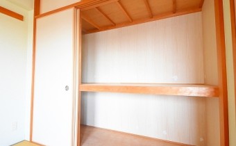 押入