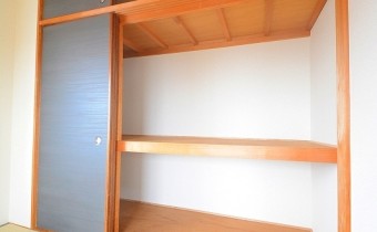 押入