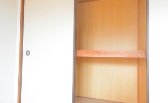 押入
