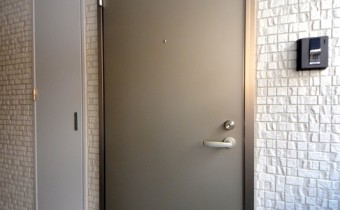 玄関ドア※同マンション別タイプの写真です