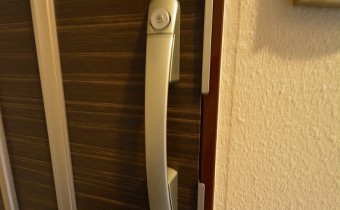 ダブルロックドア
