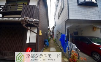 通路を進んで行きます。