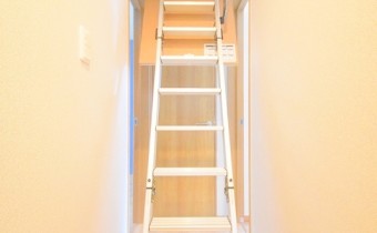 屋根裏収納への階段