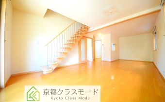 「カウンターキッチンタイプ」のリビングダイニング♪階段がお洒落！