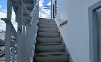 屋上への階段