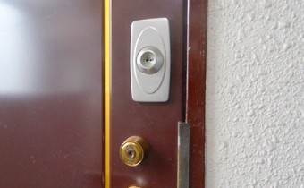 ダブルロックドア