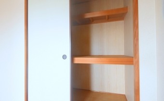 押入
