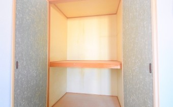 押入