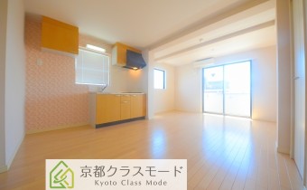 白系の綺麗な室内空間♪窓が多く明るく快適です！