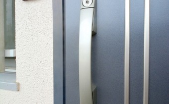 ダブルロックドア