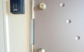 ダブルロックドア