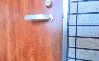 ダブルロックドア