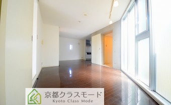 個性的な形のお部屋です♪快適な「ルーフバルコニー」付き！