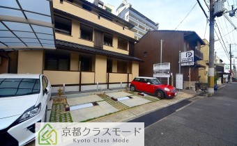 前にはコインパーキング有り♪