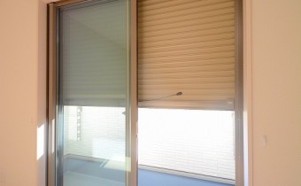 防犯シャッター付き