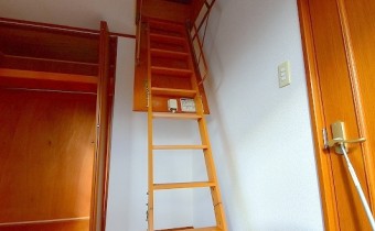 屋根裏収納階段
