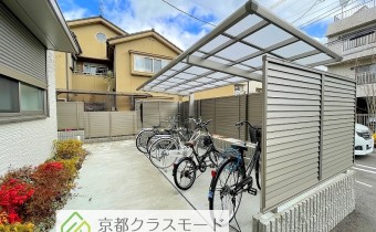 駐輪場（手前）