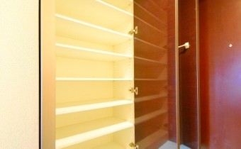 シューズBOX　※室内写真は同マンション内の別タイプのものです。参考にご覧ください。