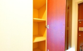 玄関横の収納　※室内写真は同マンション内の別タイプのものです。参考にご覧ください。