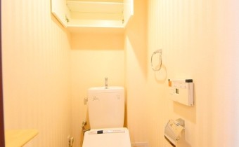 ウォシュレットトイレ　※室内写真は同マンション内の別タイプのものです。参考にご覧ください。