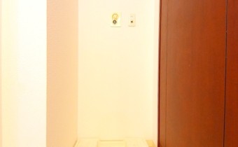 洗濯機置場　※室内写真は同マンション内の別タイプのものです。参考にご覧ください。