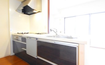 システムキッチン　※室内写真は同マンション内の別タイプのものです。参考にご覧ください。