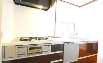 システムキッチン　※室内写真は同マンション内の別タイプのものです。参考にご覧ください。