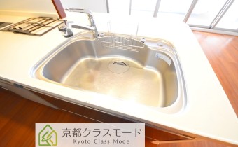 シンク＆調理スペース　※室内写真は同マンション内の別タイプのものです。参考にご覧ください。