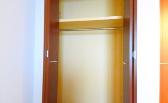 クローゼット　※室内写真は同マンション内の別タイプのものです。参考にご覧ください。