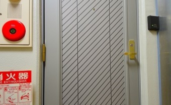 玄関ドア※同マンション別タイプの写真です