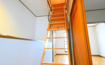 屋根裏収納へ階段