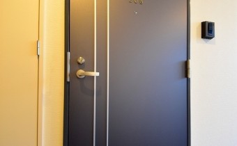 玄関ドア※同マンション反転タイプの写真です