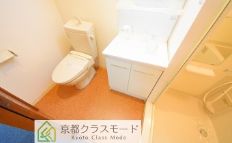 脱衣スペース＆ウォシュレットトイレ※同マンション反転タイプの写真です