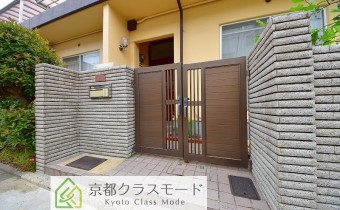 玄関ポーチ前