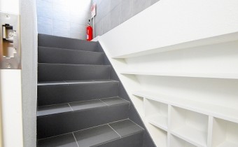 部屋への階段
