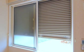 シャッター付き窓