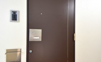 玄関ドア※同マンション内別タイプのお部屋です。
