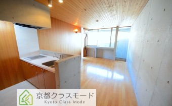 無垢材（ブナ）を使用したフローリング♪天井はヒノキを使った居心地の良いお部屋！