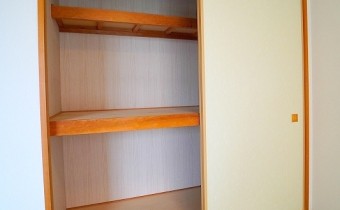 押入