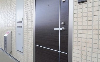 玄関ドア※同ハイツ別タイプの写真です