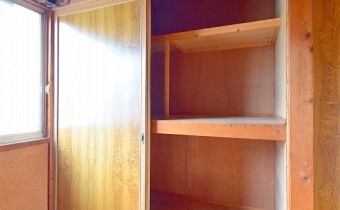 押入