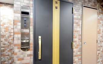 玄関ドア※同マンション別タイプの写真です