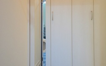 玄関　※室内写真は102号室のものです。