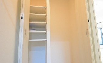 玄関横の収納　※室内写真は102号室のものです。